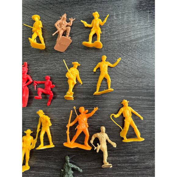 Vintage 1960s Lot Of Cowboys And Indians Plastic Figurines Army Military Western - Picture 7 of 7